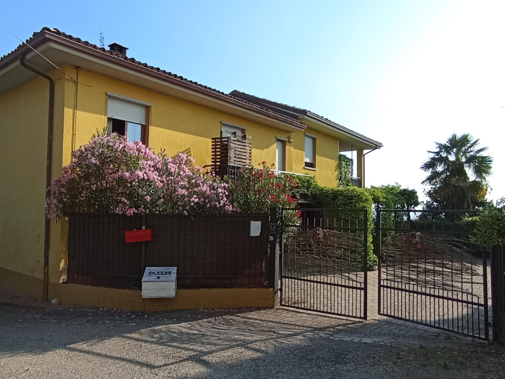 Casa Vacanza Il Colle Del Vento Calosso Exterior photo