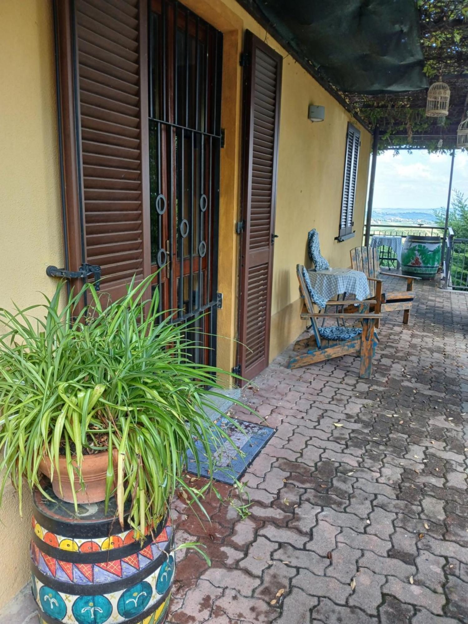 Casa Vacanza Il Colle Del Vento Calosso Exterior photo